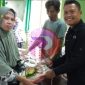Camat Tamansari, Yudi Hartono bersama warga, saat berlangsungnya pasar murah di kantor Kecamatan Tamansari, Bogor, Selasa (25/03/2025). (Foto: Lucy/realitapublik.id)