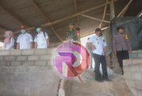 Jajaran Muspika Bantur bersama tim dari Dinas Lingkungan Hidup. Dinas Kesehatan, Satpol PP Kabupaten Malang, dan Instansi terkait saat melakukan sidak peternakan babi di Desa Wonorejo, Rabu (26/03/2025). (Foto: Andy/realitapublik.id)