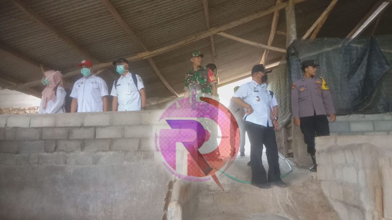 Jajaran Muspika Bantur bersama tim dari Dinas Lingkungan Hidup. Dinas Kesehatan, Satpol PP Kabupaten Malang, dan Instansi terkait saat melakukan sidak peternakan babi di Desa Wonorejo, Rabu (26/03/2025). (Foto: Andy/realitapublik.id)