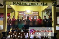 Enam pelaku percobaan perampasan motor dengan kekerasan diamankan di Polsek Penukal Abab, Polres PALI.(Foto: Heri Lidian/realitapublik.id)