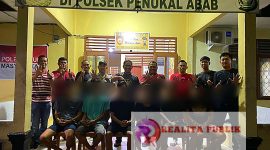 Enam pelaku percobaan perampasan motor dengan kekerasan diamankan di Polsek Penukal Abab, Polres PALI.(Foto: Heri Lidian/realitapublik.id)