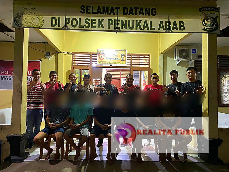 Enam pelaku percobaan perampasan motor dengan kekerasan diamankan di Polsek Penukal Abab, Polres PALI.(Foto: Heri Lidian/realitapublik.id)