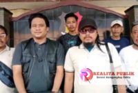 Wikarno didampingi tim dari LBH serta sejumlah aktivis LSM, saat di Mapolres Pekalongan Kota. (Foto: M. Izul Faqih/realitapublik.id)