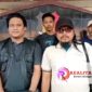Wikarno didampingi tim dari LBH serta sejumlah aktivis LSM, saat di Mapolres Pekalongan Kota. (Foto: M. Izul Faqih/realitapublik.id)