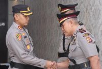 Foto dari kiri: Kapolres AKBP Ary Setyawan Wibowo berjabat tangan dengan Iptu Anang Purwanto.(Foto: Suroso/realitapublik.id)
