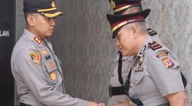 Foto dari kiri: Kapolres AKBP Ary Setyawan Wibowo berjabat tangan dengan Iptu Anang Purwanto.(Foto: Suroso/realitapublik.id)