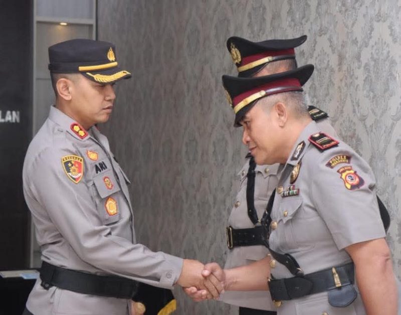 Foto dari kiri: Kapolres AKBP Ary Setyawan Wibowo berjabat tangan dengan Iptu Anang Purwanto.(Foto: Suroso/realitapublik.id)