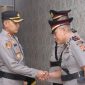 Foto dari kiri: Kapolres AKBP Ary Setyawan Wibowo berjabat tangan dengan Iptu Anang Purwanto.(Foto: Suroso/realitapublik.id)