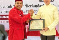 Foto dari kiri, Paulus PG berjabat tangan dengan Musa Rajekshah (Bang Ijek) di acara yang telah digelar DPD GMNI Sumut. (Foto: Jepril Harefa)