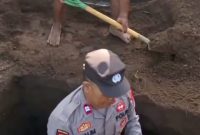 Aiptu Mualim Kanit Binmas Polsek Buluspesantren yang sedang menggali pemakaman anak dari temanya yang meninggal.