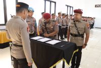 Saat upacara sertijab Kasat Reskrim dan Kasat Pam Obvit, di Gedung Rupatama Wira Pratama Polresta Banyuwangi, pada Senin (22/04/2025). (Foto: Dhony Marta/realitapublik.id)