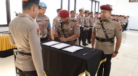 Saat upacara sertijab Kasat Reskrim dan Kasat Pam Obvit, di Gedung Rupatama Wira Pratama Polresta Banyuwangi, pada Senin (22/04/2025). (Foto: Dhony Marta/realitapublik.id)