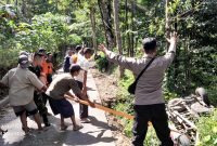 Saat proses evakuasi mobil yang terperosok ke jurang, di Desa Penusupan, Kecamatan Sruweng, Kabupaten Kebumen. 