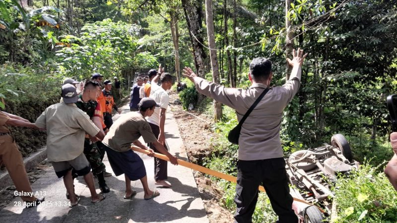 Saat proses evakuasi mobil yang terperosok ke jurang, di Desa Penusupan, Kecamatan Sruweng, Kabupaten Kebumen. 