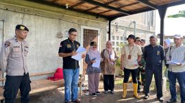 Ketua Mahkamah Syar'iyah Jantho Dr. Muhammad Redha Vahlevi saat memberikan arahan kepada tim pelaksana sidang pemeriksaan setempat perkara sengketa warisan di Gampong Tanjung Dayah Kecamatan Darussalam, Kabupaten Aceh Besar. (Foto. Istimewa)