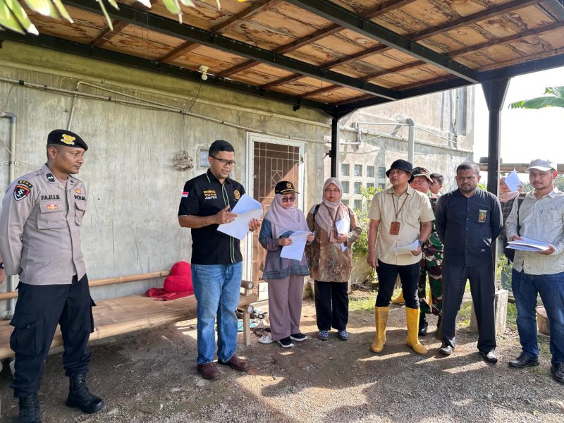 Ketua Mahkamah Syar'iyah Jantho Dr. Muhammad Redha Vahlevi saat memberikan arahan kepada tim pelaksana sidang pemeriksaan setempat perkara sengketa warisan di Gampong Tanjung Dayah Kecamatan Darussalam, Kabupaten Aceh Besar. (Foto. Istimewa)