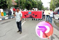Pemuda Peduli Perubahan Indramayu (PPPI) saat melakukan aksi damai, Kamis (14/04/2025). (Foto: Suroso/realitapublik.id)