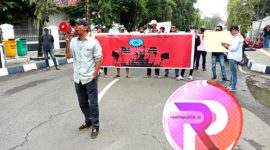 Pemuda Peduli Perubahan Indramayu (PPPI) saat melakukan aksi damai, Kamis (14/04/2025). (Foto: Suroso/realitapublik.id)