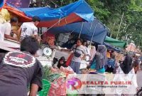 Kondisi  para pedagang yang berjualan di bahu jalan di areal Pasar Gadingrejo, Kota Pasuruan (Foto: Koko/realitapublik.id)