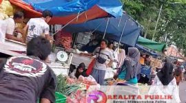 Kondisi  para pedagang yang berjualan di bahu jalan di areal Pasar Gadingrejo, Kota Pasuruan (Foto: Koko/realitapublik.id)