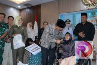 Wakil Bupati Indramayu Syaefudin dengan lansia yang duduk di kursi roda. (Foto: Suroso/realitapublik.id)