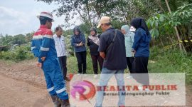 Saat tim dari DLH Kabupaten PALI dan perwakilan dari pihak PEP Adera Field melakukan peninjauan di lokasi terdampak kebocoran pipa di Desa Betung Kecamatan Abab, Rabu, 30 April 2025. (Foto: Heri Lidian/realitapublik.id)