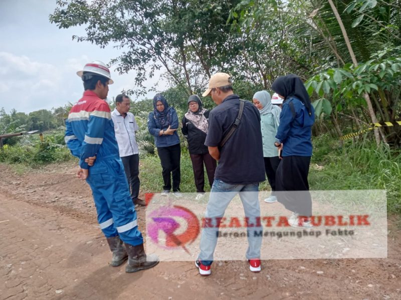 Saat tim dari DLH Kabupaten PALI dan perwakilan dari pihak PEP Adera Field melakukan peninjauan di lokasi terdampak kebocoran pipa di Desa Betung Kecamatan Abab, Rabu, 30 April 2025. (Foto: Heri Lidian/realitapublik.id)