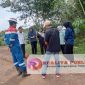 Saat tim dari DLH Kabupaten PALI dan perwakilan dari pihak PEP Adera Field melakukan peninjauan di lokasi terdampak kebocoran pipa di Desa Betung Kecamatan Abab, Rabu, 30 April 2025. (Foto: Heri Lidian/realitapublik.id)