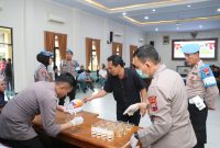 Sebanyak 60 personel Polres Kebumen menjalani tes urine yang dilaksanakan oleh Seksi Profesi dan Pengamanan (Propam) bekerja sama dengan Seksi Kedokteran dan Kesehatan (Sidokkes) Polres Kebumen.