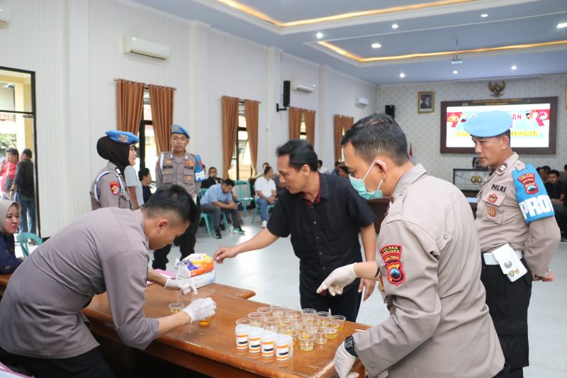 Sebanyak 60 personel Polres Kebumen menjalani tes urine yang dilaksanakan oleh Seksi Profesi dan Pengamanan (Propam) bekerja sama dengan Seksi Kedokteran dan Kesehatan (Sidokkes) Polres Kebumen.