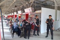 Petugas dari Polres Kebumen di sekitar alun alun Kebumen. (Foto: Wahyudin/realitapublik.id)