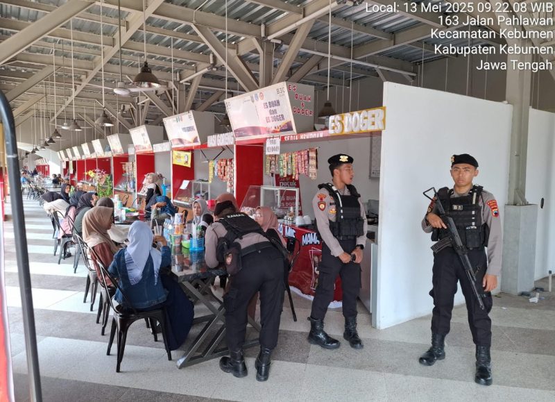 Petugas dari Polres Kebumen di sekitar alun alun Kebumen. (Foto: Wahyudin/realitapublik.id)