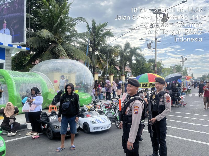 Anggota polisi dan Dinas perhubungan melakukan penjagaan ketat di area alun alun Kebumen saat CFD