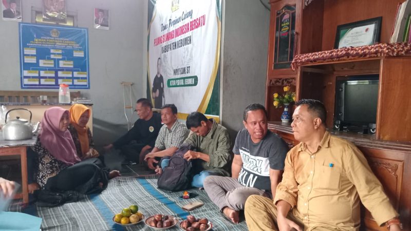 Ramah tamah antara kepala bidang keorganisasian Kesbangpol Kebumen dengan anggota Pejuang Siliwangi Indonesia Bersatu Kebumen