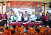 Kapolresta Banyuwangi Kombes Pol Rama Samtama Putra, didampingi Kasat Narkoba AKP Nanang Sugiyono dalam konferensi pers, Rabu (28/5/2025), di halaman Mapolresta Banyuwangi. (Foto: Dhony Martha/realitapublik.id)