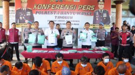 Kapolresta Banyuwangi Kombes Pol Rama Samtama Putra, didampingi Kasat Narkoba AKP Nanang Sugiyono dalam konferensi pers, Rabu (28/5/2025), di halaman Mapolresta Banyuwangi. (Foto: Dhony Martha/realitapublik.id)