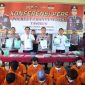 Kapolresta Banyuwangi Kombes Pol Rama Samtama Putra, didampingi Kasat Narkoba AKP Nanang Sugiyono dalam konferensi pers, Rabu (28/5/2025), di halaman Mapolresta Banyuwangi. (Foto: Dhony Martha/realitapublik.id)