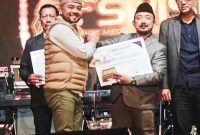 Penyerahan penghargaan dan plakat SMSI Award 2025 oleh Wakil Walikota Batu, Heli Susanto mewakili SMSI Malang Raya kepada Sam Tito.(Foto: Andy/realitapublik.id)