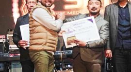 Penyerahan penghargaan dan plakat SMSI Award 2025 oleh Wakil Walikota Batu, Heli Susanto mewakili SMSI Malang Raya kepada Sam Tito.(Foto: Andy/realitapublik.id)