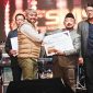 Penyerahan penghargaan dan plakat SMSI Award 2025 oleh Wakil Walikota Batu, Heli Susanto mewakili SMSI Malang Raya kepada Sam Tito.(Foto: Andy/realitapublik.id)