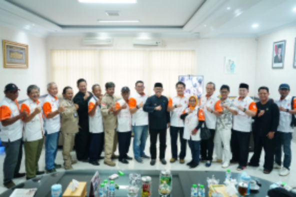 Foto bersama, Wakil Bupati Indramayu, Syaefudin dengan pengurus Organisasi Amatir Radio Indonesia (ORARI) Indramayu.
