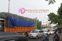 Suasana lalu lintas kendaraan saat terjadi kemacetan di sekitar Jembatan Lubawang, Situbondo, Selasa (13/05/2025). Foto: kim/realitapublik.id) 