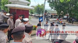 Aksi unjuk rasa Gerakan Revolusi Aktivis Mahasiswa (GERAM) Labuhanbatu Raya di depan gerbang Mapolres Labuhanbatu, Rabu, 28 Mei 2025. (Foto: realitapublik.id)