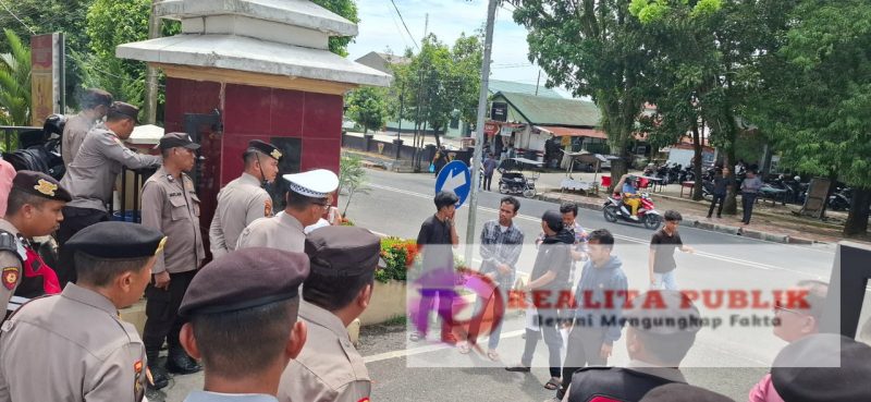 Aksi unjuk rasa Gerakan Revolusi Aktivis Mahasiswa (GERAM) Labuhanbatu Raya di depan gerbang Mapolres Labuhanbatu, Rabu, 28 Mei 2025. (Foto: realitapublik.id)