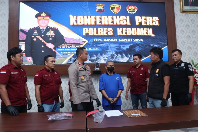 Konferensi pers Polres Kebumen tentang kasus dugaan penganiayaan menantu bacok mertua. (Foto: Wahyudin/realitapublik.id)