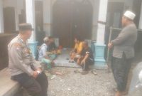 Keluarga bersama jajaran Polsek Kraton saat dirumah korban