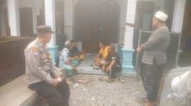 Keluarga bersama jajaran Polsek Kraton saat dirumah korban