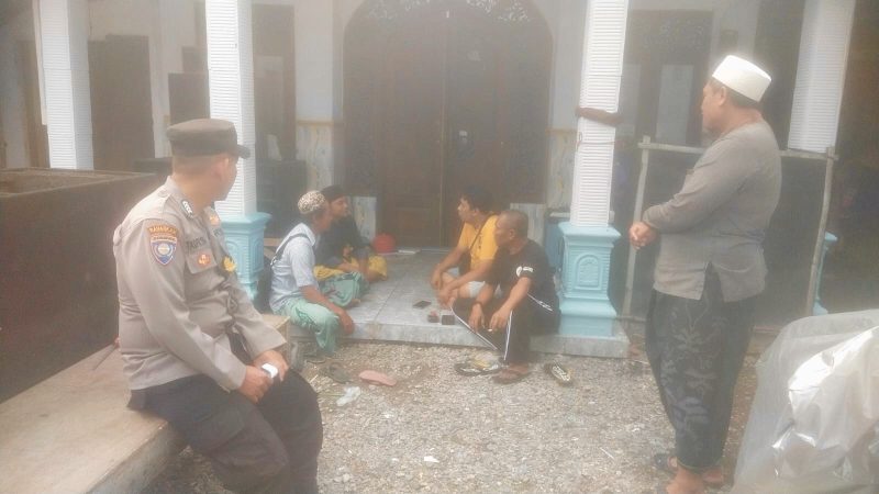 Keluarga bersama jajaran Polsek Kraton saat dirumah korban