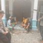 Keluarga bersama jajaran Polsek Kraton saat dirumah korban