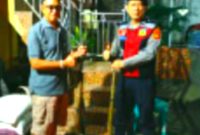 Penyerahan satu pucuk senjata api rakitan oleh Kades Sungai Langan, Herman, kepada Ps. Kanit Pam Obvit Sat Samapta Polres PALI, Aipda Dody Lasmana, di Kantor Kades Sungai Langan, Kecamatan Penukal. (Foto: realitapublik.id)